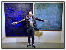 * François Husson devant ses tableaux à l'Exposition Réalités Nouvelles à Pékin